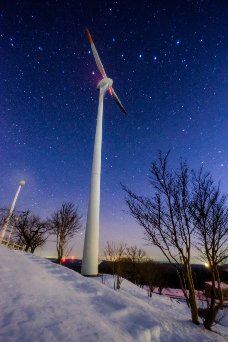 写真：冬の夜の風車