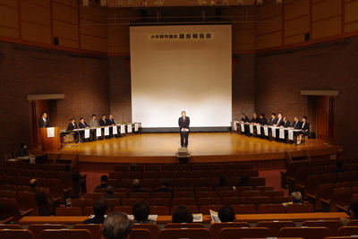 写真：議会報告会の様子