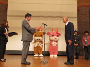 写真：「認知症ど～もないちゃ賞」授与式