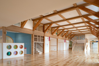 イラスト：ともだちと手をつないで笑顔の子供たち