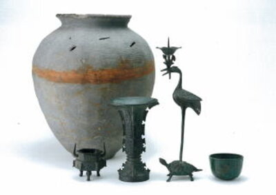 写真：銅製仏具と珠洲収納壷