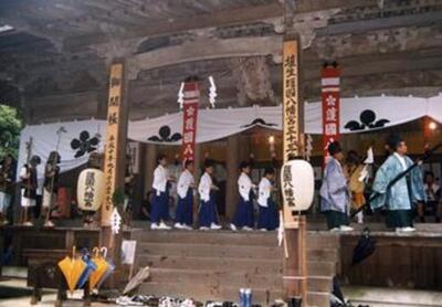 写真：護国八幡宮　宮めぐりの神事