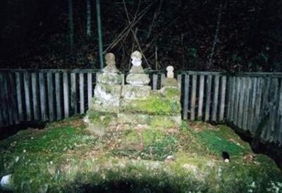 写真：前田秀継夫妻の墓