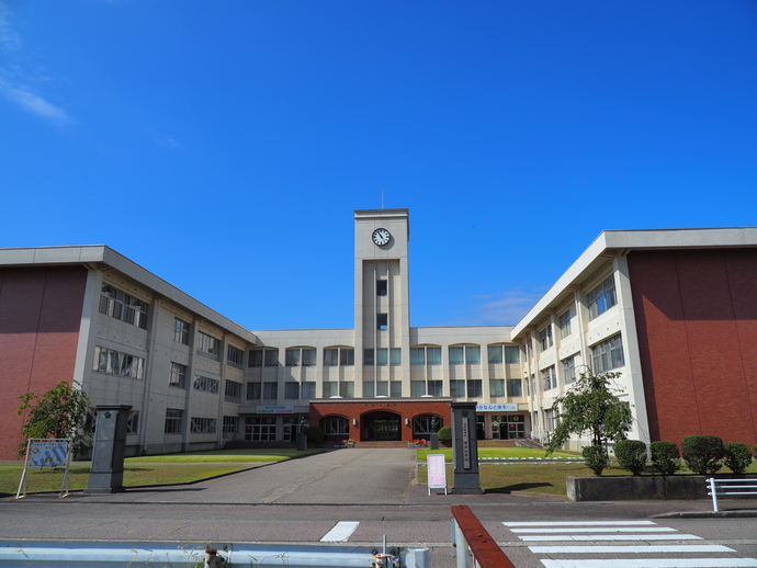 写真：津沢小学校外観