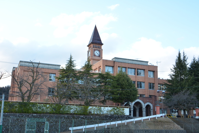 写真：石動中学校外観