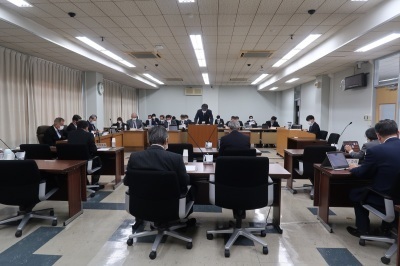 写真：総務産業建設常任委員会の様子