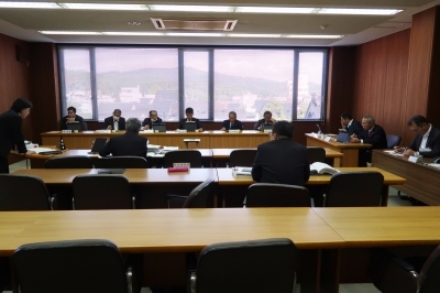 写真：民生文教常任委員会 議会事務事業評価（令和元年10月28日）の様子