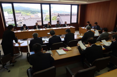 写真：人口対策特別委員会（令和元年6月25日　6月定例会中）の様子