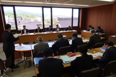 写真：人口対策特別委員会（令和元年5月21日　閉会中）の様子