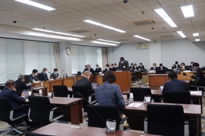 写真：総務産業建設常任委員会の様子