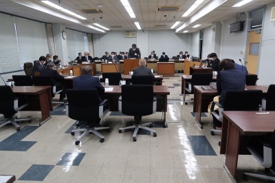 写真：総務産業建設常任委員会の様子