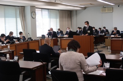 写真：総務産業建設常任委員会の様子