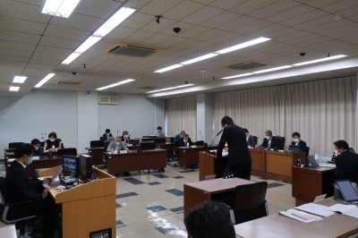 写真：総務産業建設常任委員会の様子