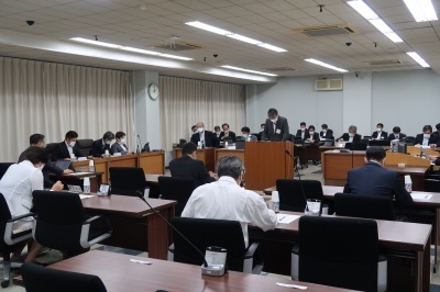 写真：総務産業建設常任委員会の様子