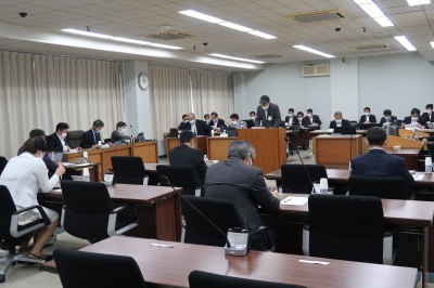 写真：総務産業建設常任委員会の様子