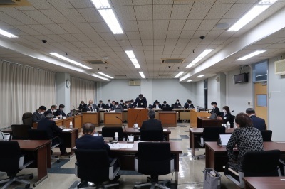 写真：総務産業建設常任委員会の様子