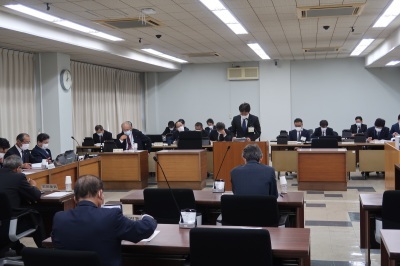 写真：総務産業建設常任委員会の様子