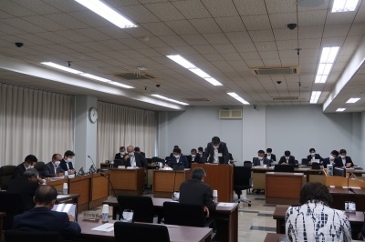 写真：総務産業建設常任委員会の様子