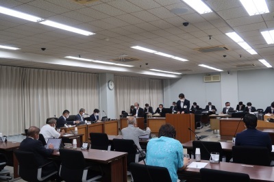 写真：総務産業建設常任委員会の様子