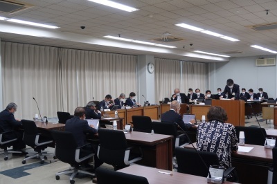 写真：総務産業建設常任委員会の様子