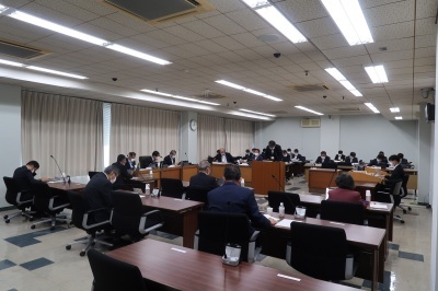 写真：総務産業建設常任委員会の様子