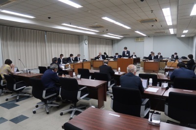 写真：民生文教常任委員会の様子