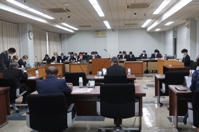 写真：総務産業建設常任委員会の様子