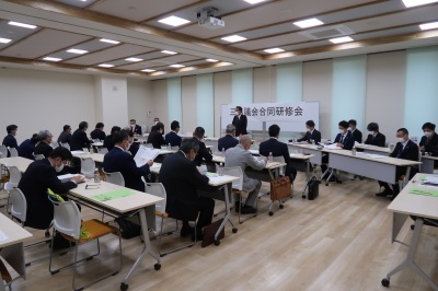 写真：三市議会合同研修会の様子