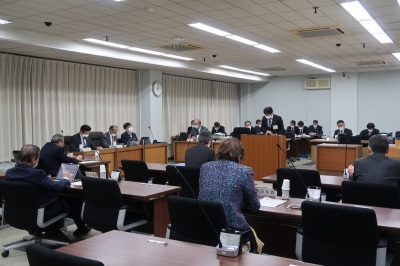 写真：総務産業建設常任委員会の様子