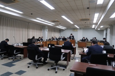 写真：総務産業建設常任委員会の様子