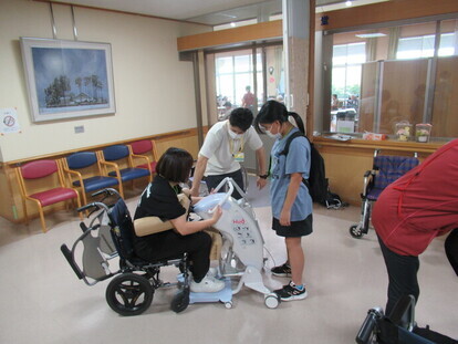 介護用ロボットの体験をしている様子