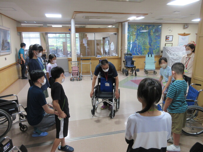 車いすの使い方について説明している様子