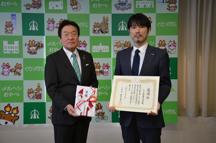 左から桜井市長、舘社長