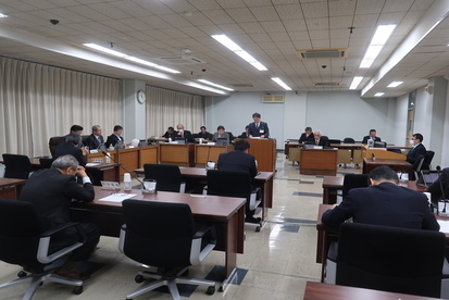 令和6年12月16日新庁舎建設特別委員会の様子