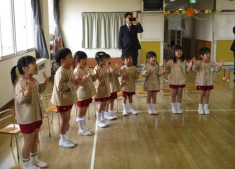 いぬ・くま組さんが「むすんでひらいて」の手遊びを披露しました
