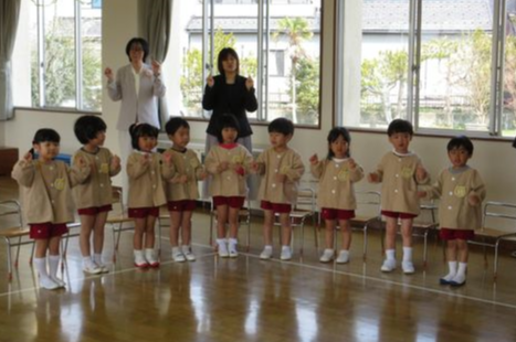 いぬ・くま組さんが「むすんでひらいて」の手遊びを披露しました