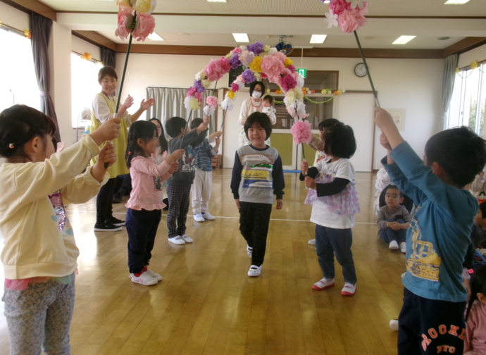 誕生児のお友達の入場です。