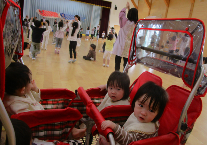 写真:大きい組さんの歌や踊りを見たよ