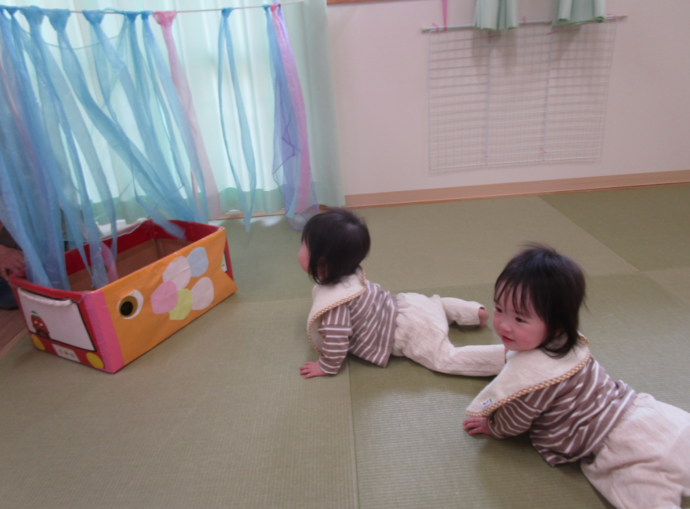 写真:すずらんテープのしゃらしゃら面白いね