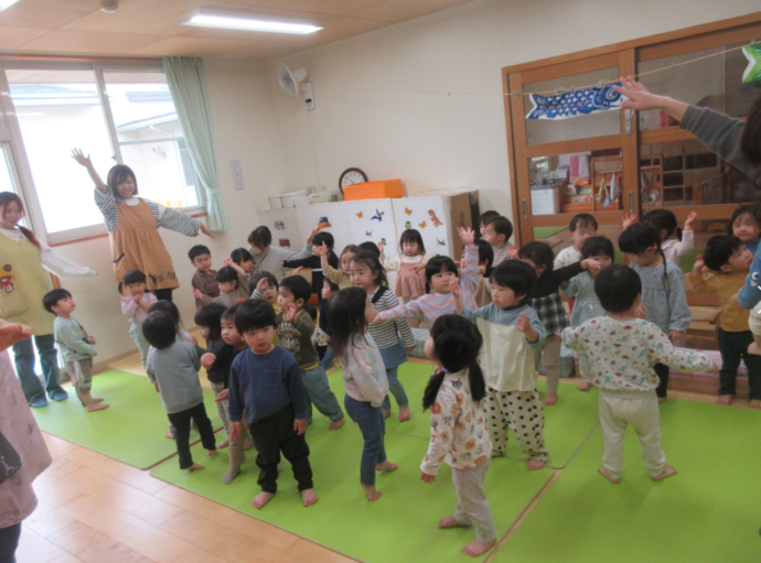 写真:こいのぼりを歌って踊ったよ