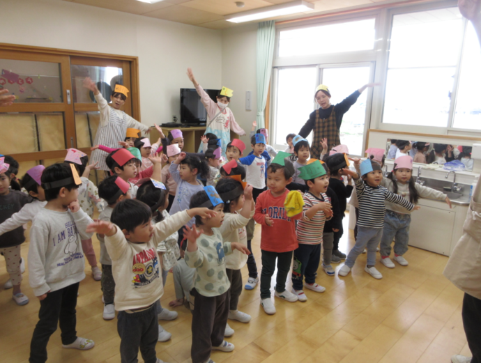 写真:「やねよ～り～た～か～い」と口ずさみながら踊っていましたよ！