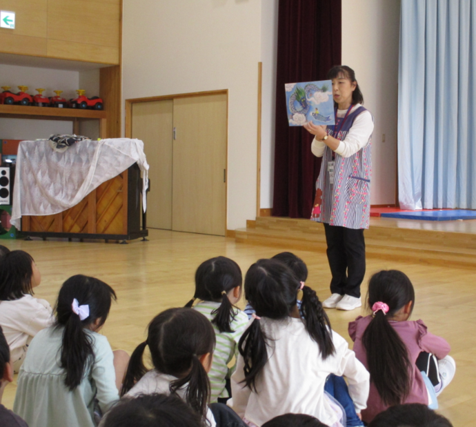 写真:園長先生に紙芝居を読んでもらったよ