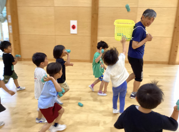 写真:みんなで玉入れ競争