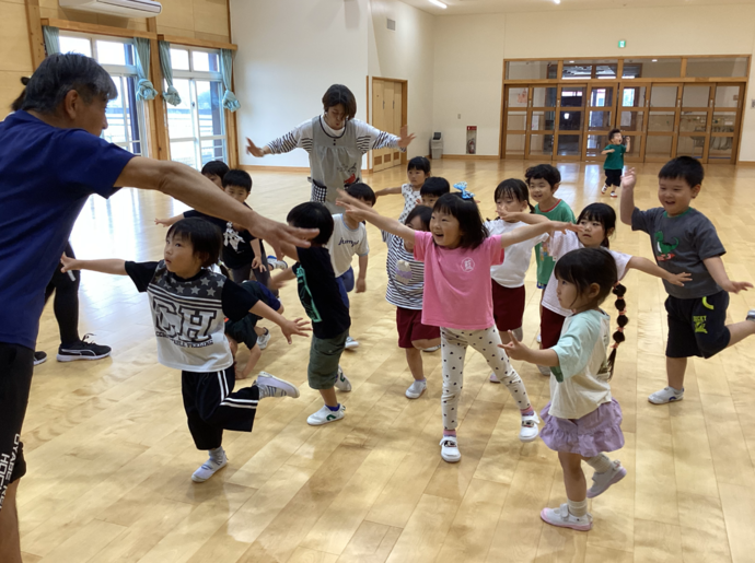 写真:片足立ちでひこうきできるかな？