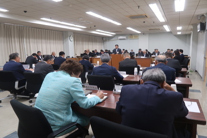 令和7年6月13日全員協議会の様子