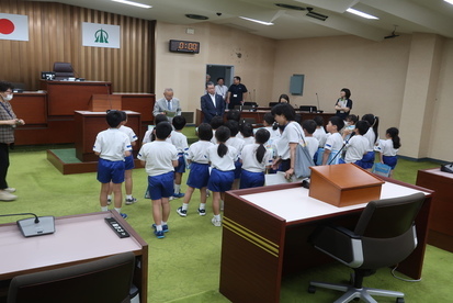 令和7年6月17日蟹谷小学校3年生の社会科見学の様子