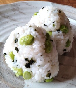 枝豆入りわかめおにぎり