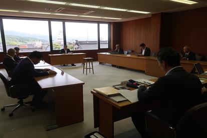 令和7年6月19日議会運営委員会の様子