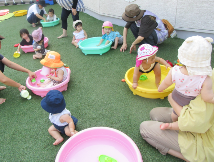 写真:お水をチャプチャプおもしろいね
