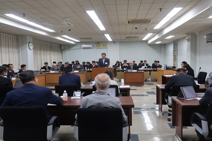 令和7年9月22日全員協議会の様子